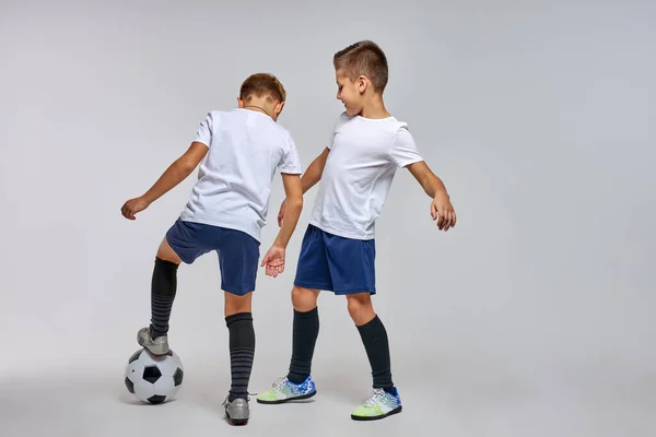 훈련중인 어린이 축구팀 — 스톡 사진