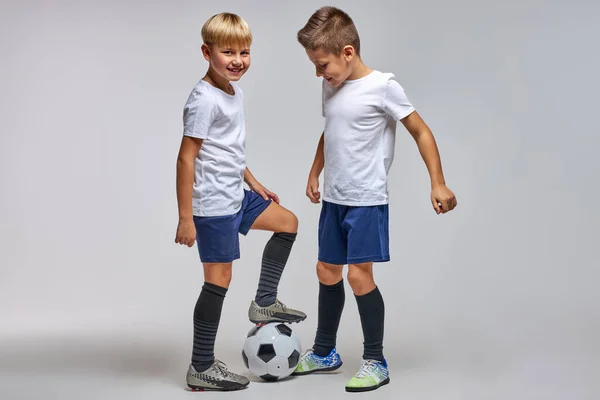 Equipe de futebol de crianças em treinamento — Fotografia de Stock