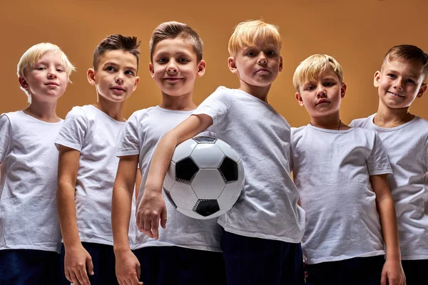 Equipe de futebol jovem profissional isolado em estúdio — Fotografia de Stock