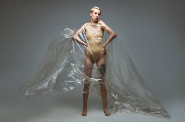 Örnek kadın çevre kirliliğiyle mücadele ediyor