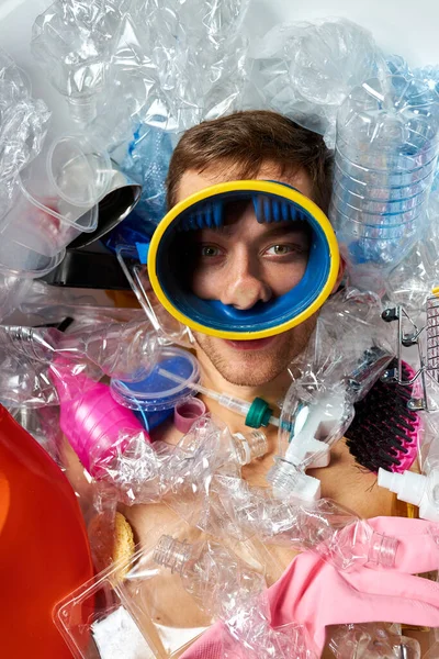 Homem usou muitos sacos de plástico que eles encheram todo o espaço — Fotografia de Stock