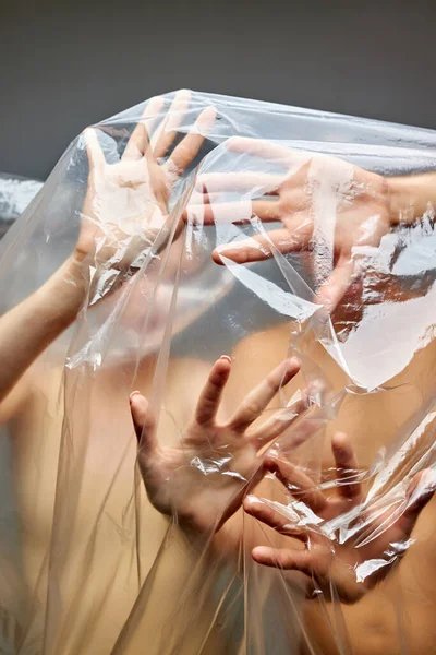 Närbild foto av händer av människor vill komma ur inneslutningen av plastavfall — Stockfoto
