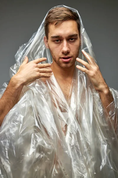 Proteção ambiental, pessoas e conceito de plástico reciclável, homem envolto em saco plástico — Fotografia de Stock