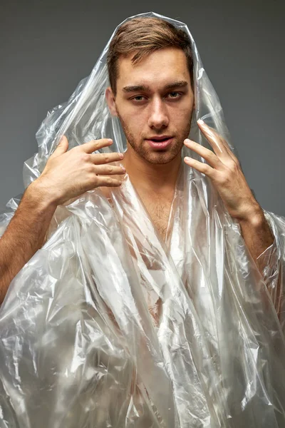 Protección del medio ambiente, personas y concepto de plástico reciclable, hombre envuelto en bolsa de plástico — Foto de Stock