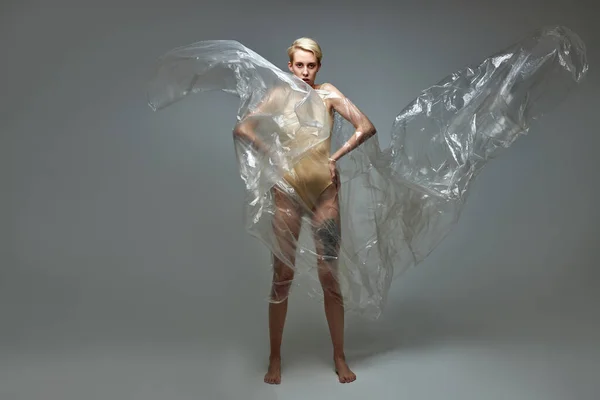 Słaby zmęczony szczupły model kobieta z plastikową torbą na ciele — Zdjęcie stockowe