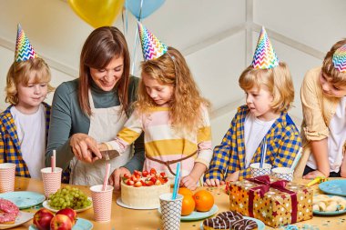 Beyaz çocuklar evde doğum günü kutluyor.
