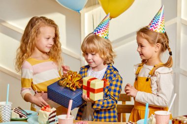 Sevimli çocuk arkadaşlarından doğum günü hediyesi alıyor.