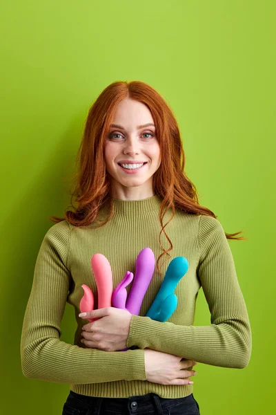 Smiling redhead woman gets pleasure using sex toys vibrator to satisfy herself — Stock Photo, Image