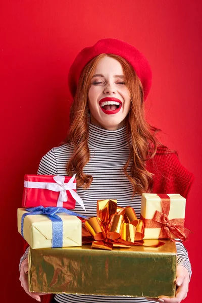 Alegre pelirroja mujer es feliz de obtener regalos de Navidad — Foto de Stock