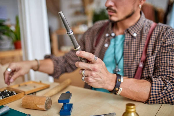 Ourives profissionais na mesa de trabalho para fabricação de jóias artesanais, usando ferramentas — Fotografia de Stock