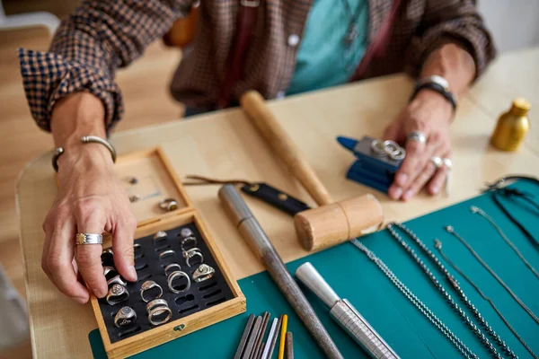 Bijoutier fabriquant des bijoux artisanaux avec des outils professionnels — Photo