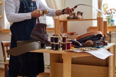 Bir masaüstü yakın çekim DIY araçları zanaatkar araçları set
