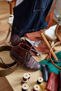 Deri örnekleri ile düz konum ve ahşap masa üzerine el yapımı DIY araçları ayarlayın