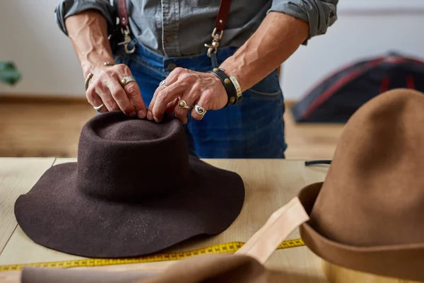 Обрезанный креативный дизайнер, формирующий шляпу ручной работы — стоковое фото