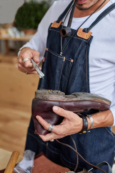 Atelier de cordonnier pour faire des spectacles artisanal fabrication à la main chaussures en cuir, restauration — Photo