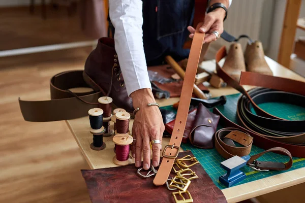 Outils d'artisanat en cuir avec ceinture faite main sur le bureau utilisé par l'artisan ou le tanneur — Photo