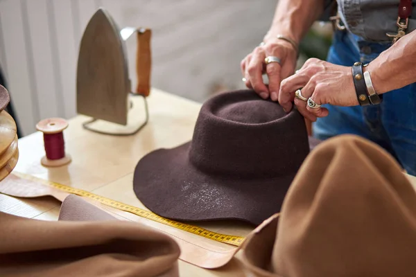 Le processus de fabrication de chapeaux pour le client — Photo