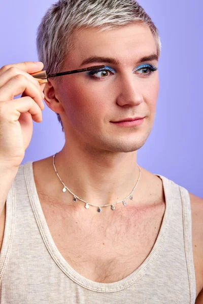 Caucasian gay man enjoy being like woman — Stock Photo, Image