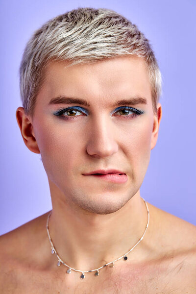 Сексуальный гей хочет, чтобы его любили. он кусает губы и смотрит в камеру