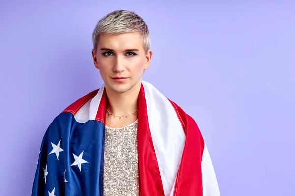 Kvinnlig man i amerikansk flagga har make-up i ansiktet, slåss för lgbt medlemmar rättigheter — Stockfoto