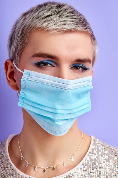 Transsexuell man i medicinsk mask isolerad — Stockfoto