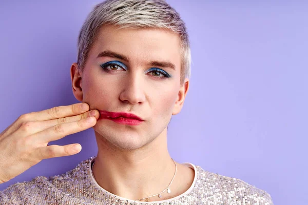 Transsexuell man smetar läppstift på kinden — Stockfoto