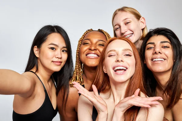 Retrato de amigável interracial grupo de mulheres modelos posando na câmera — Fotografia de Stock