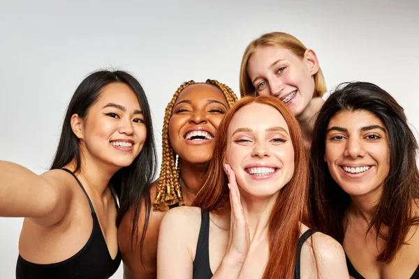 Fünf lächelnde lachende schöne Frauen im Ganzkörperanzug, die zusammen stehen — Stockfoto