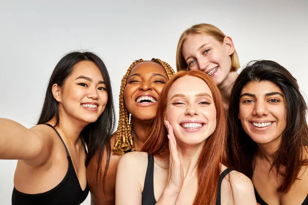 Cinco sorrindo rindo mulheres bonitas em bodysuit de pé juntos — Fotografia de Stock