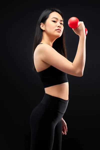 손에 쥐고 있는 아시아 의젊은 운동 여자 — 스톡 사진