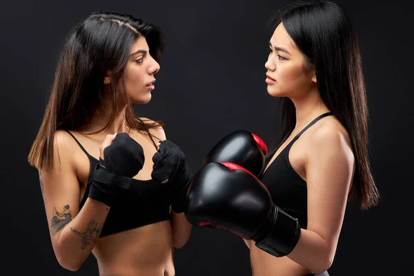 Zwei starke und selbstbewusste brünette Frauen im Boxen — Stockfoto