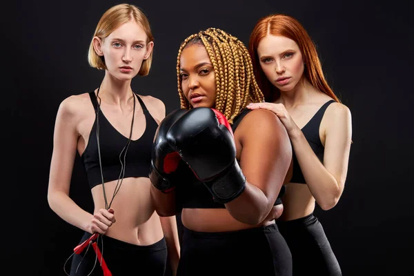 Diverse Afrikaanse en blanke vrouwen in sportieve kleding poseren voor de camera — Stockfoto