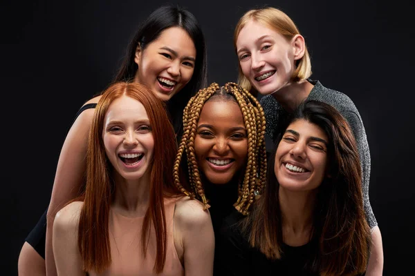 Jóvenes mujeres atractivas, grupo de raza mixta de modelos posando, riendo —  Fotos de Stock