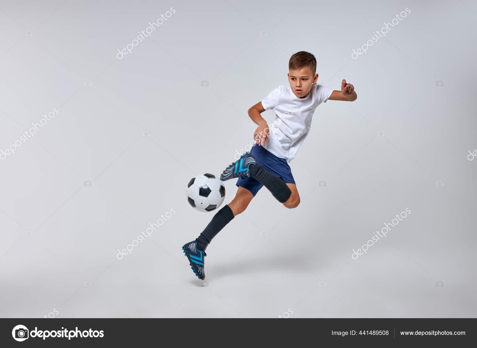 Niño caucásico jugando fútbol, niño feliz, joven adolescente