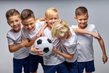 Neşeli futbol takımı, çocuklar eğleniyor.