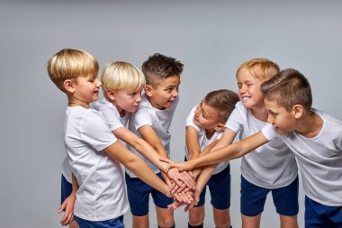Arkadaş canlısı çocuklar futbol takımı oynamaya hazırlanıyor.