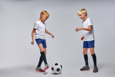 İki Kafkasyalı aktif çocuk futbol ya da futbol oynuyor