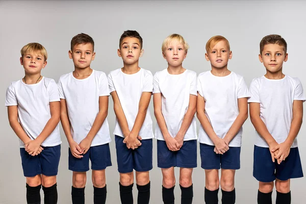 Equipo de jugadores de fútbol listo para tomar la pelota, de pie en una fila — Foto de Stock