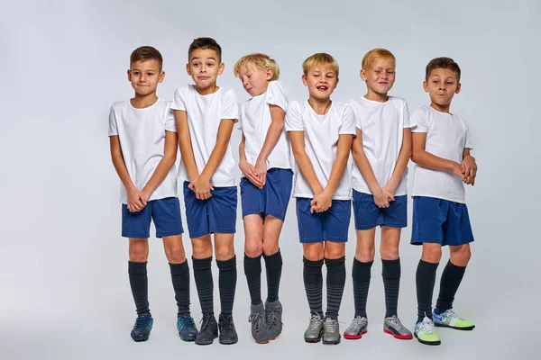 Portret van vrolijke Kaukasische voetballers verdedigen hun poort — Stockfoto