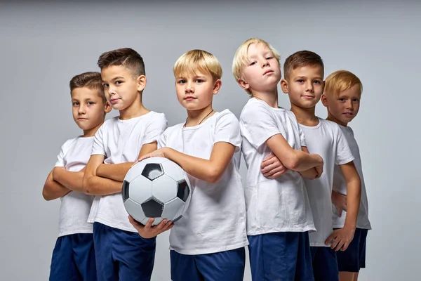 Retrato da equipe de futebol infantil isolada em estúdio — Fotografia de Stock