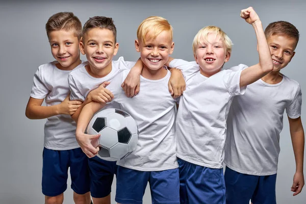 Equipo de fútbol chicos celebrando una victoria después del partido —  Fotos de Stock