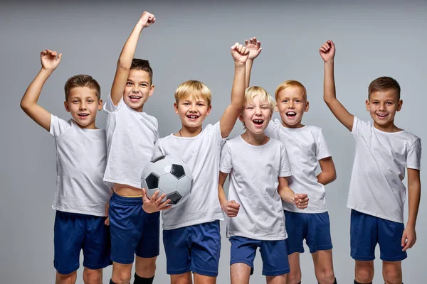 Equipo de fútbol chicos celebrando una victoria después del partido —  Fotos de Stock