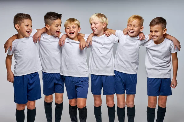 Kinderen voetbal spelers vieren een winnende in school sporttoernooi — Stockfoto