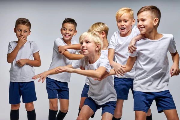 Groupe de jeunes adolescents garçons footballeurs bousculer, avoir du plaisir — Photo