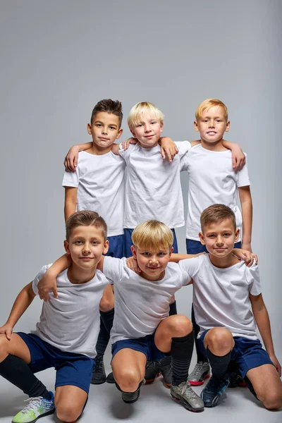 Giovane squadra di calcio. bambini - futuri campioni — Foto Stock