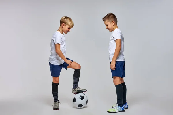 10 세된 축구 선수 두 명이 축구를 시작하다 — 스톡 사진