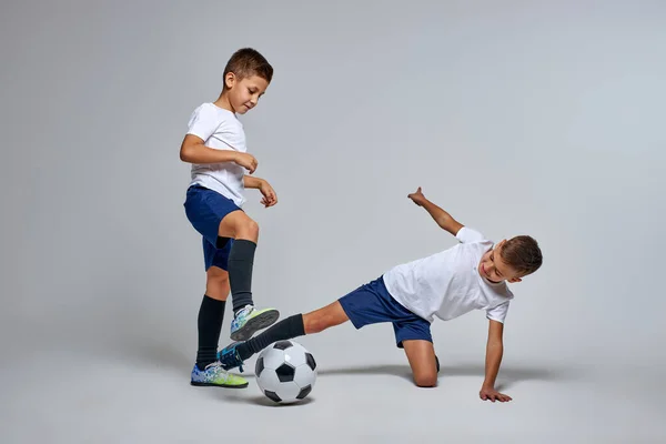玩足球的孩子，工作室的肖像 — 图库照片