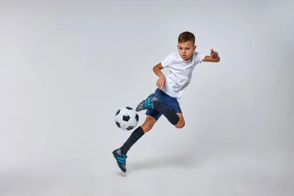 Kafkasyalı çocuk futbol oynuyor, mutlu çocuk, genç erkek spordan hoşlanıyor. — Stok fotoğraf