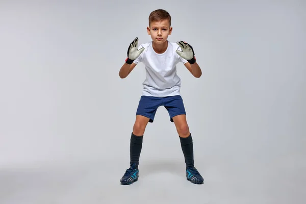 Retrato de menino goleiro está pronto para pegar bola de futebol — Fotografia de Stock