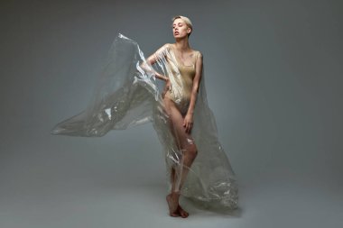 İnsanlar ve geri dönüşümlü plastik konsept - plastik torbada ince model kadın